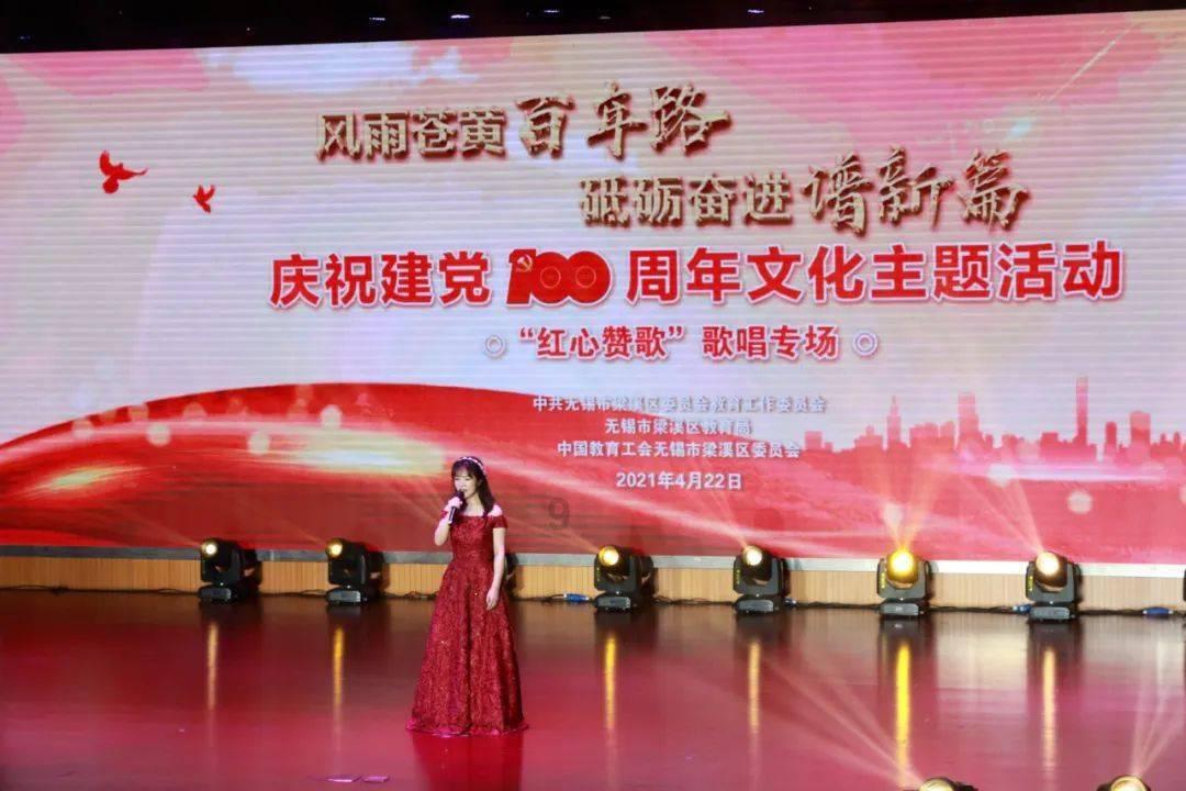 近日,贵州铜仁玉屏,六十余人自驾返乡途中因大雪被困,老乡热情邀请来家中吃饭。
